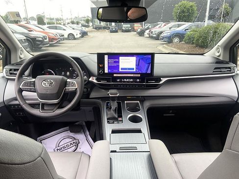 Used 2025 Toyota Sienna XLE w/ XLE Plus Package FWD image 16
