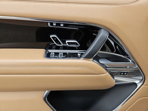 Used 2024 Land Rover Range Rover Long Wheelbase SE image 12