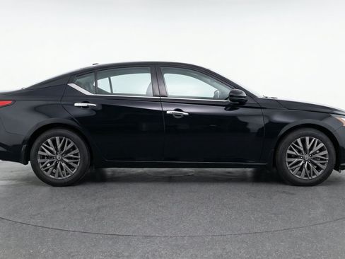 Used 2025 Nissan Altima 2.5 SV FWD image 11