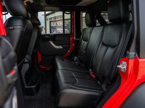 Used 2017 Jeep Wrangler Unlimited Rubicon w/ Connectivity Group AWD/4WD image 37