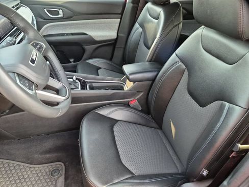 Used 2025 Jeep Compass Latitude w/ Sun & Sound Group AWD/4WD image 24