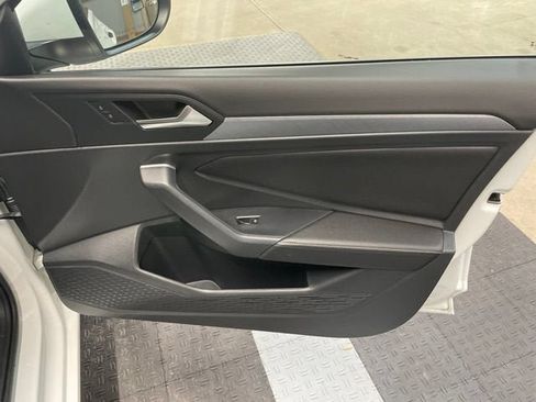 Certified 2023 Volkswagen Jetta SE w/ Panoramic Sunroof Package FWD image 3
