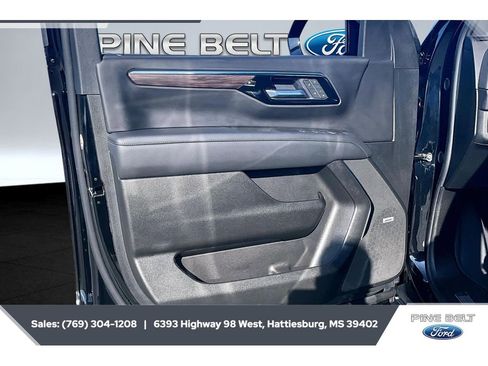 Used 2025 Chevrolet Suburban LT w/ Comfort Package RWD image 17