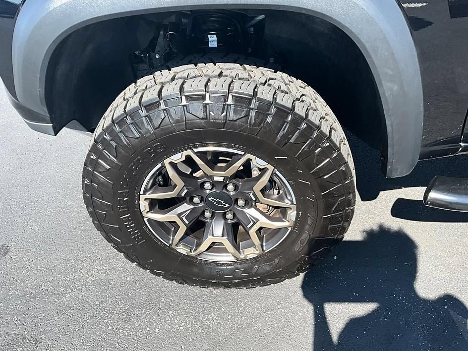 Used 2025 Chevrolet Colorado ZR2 w/ Technology Package AWD/4WD image 11