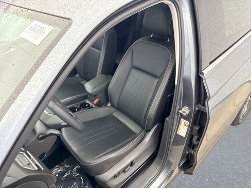 Used 2022 Volkswagen Tiguan SE image 11