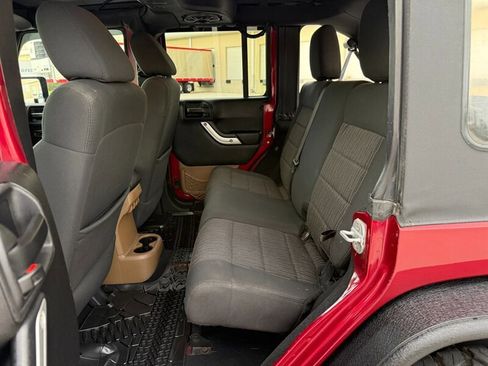 Used 2012 Jeep Wrangler Unlimited Rubicon w/ Max Tow Pkg AWD/4WD image 11