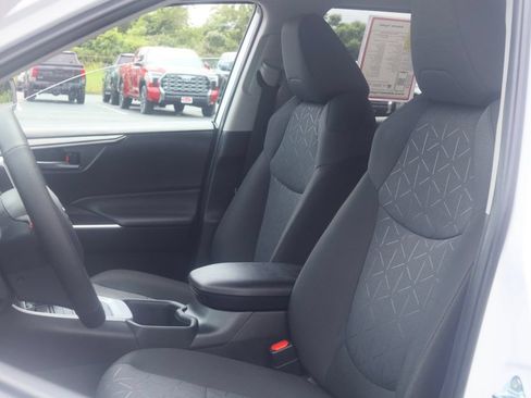 Used 2025 Toyota RAV4 XLE AWD/4WD image 17