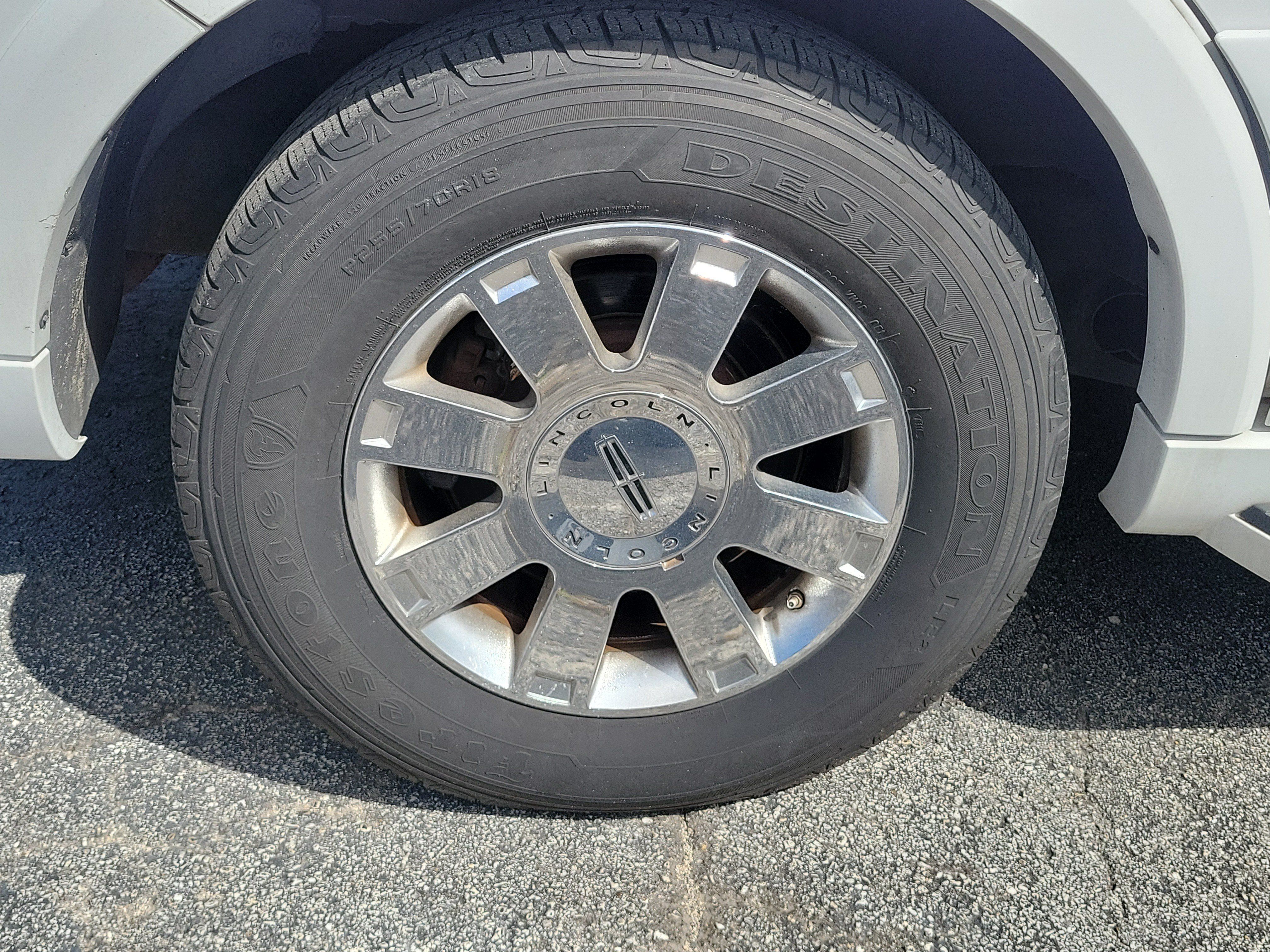 Used 2004 Lincoln Navigator Luxury RWD image 8