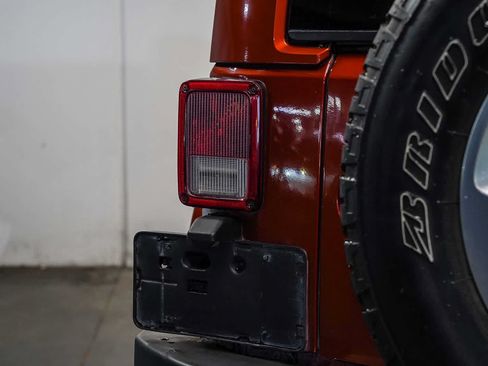 Used 2014 Jeep Wrangler Unlimited Sahara w/ Connectivity Group AWD/4WD image 11