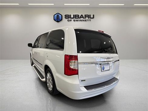 Used 2014 Chrysler Town & Country Touring image 3