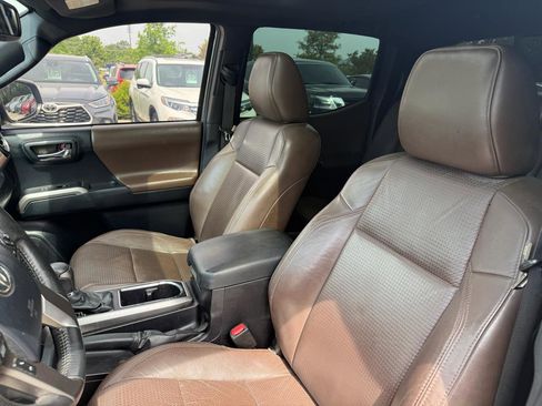 Used 2016 Toyota Tacoma Limited w/ Towing Package RWD image 11