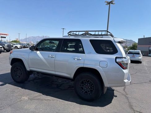 Used 2017 Toyota 4Runner SR5 AWD/4WD image 6