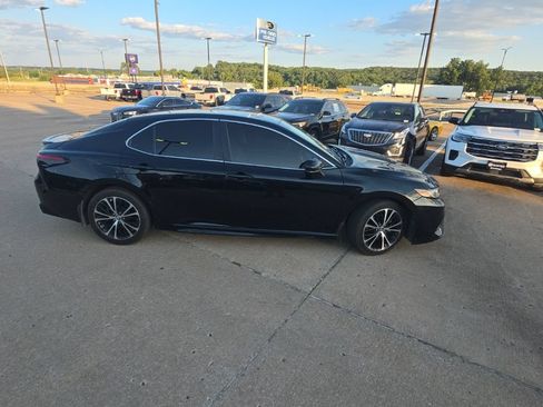 Used 2018 Toyota Camry SE FWD image 5