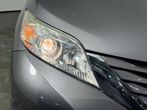 Certified 2017 Toyota Sienna LE FWD image 3
