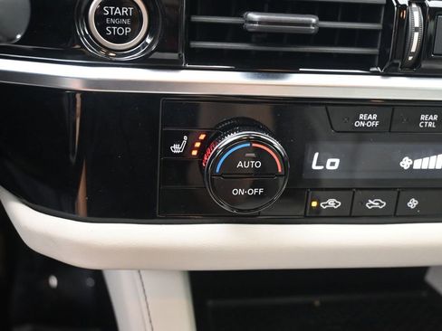 Used 2023 Nissan Pathfinder SL AWD/4WD image 17