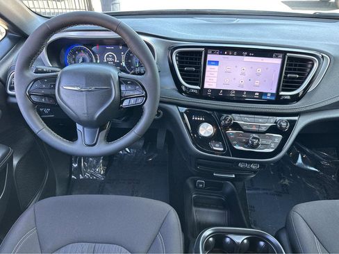 Used 2024 Chrysler Pacifica Touring image 20
