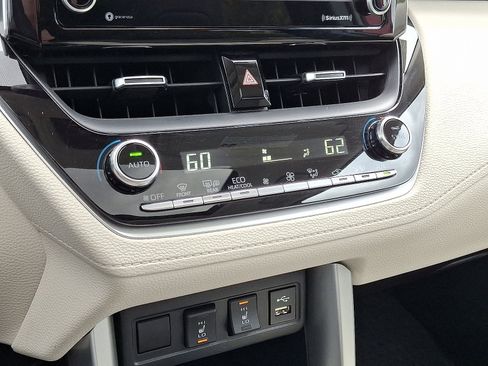 Certified 2022 Toyota Corolla Cross XLE image 18