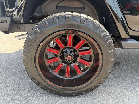 Used 2017 Jeep Wrangler Unlimited Sahara AWD/4WD image 13