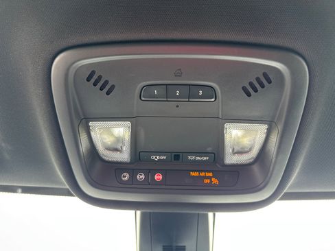 Used 2023 Chevrolet Traverse LT image 11