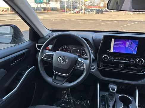 Used 2025 Toyota Highlander LE FWD image 34