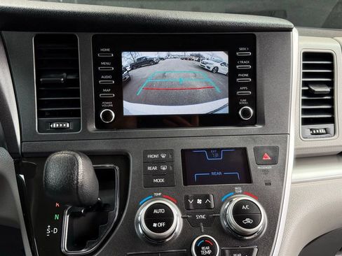 Used 2020 Toyota Sienna L image 37