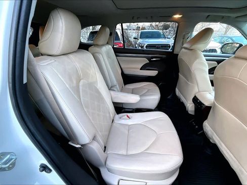 Used 2021 Toyota Highlander Platinum image 17