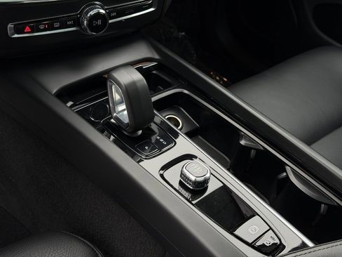 Used 2023 Volvo XC60 B5 Plus image 24