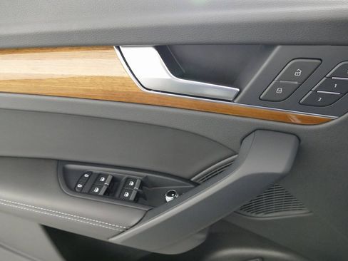 Used 2024 Audi Q5 e Premium Plus image 11