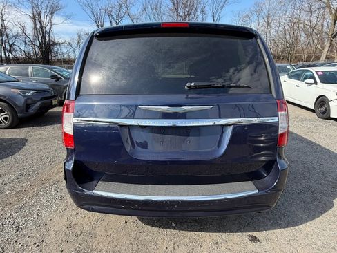 Used 2015 Chrysler Town & Country Touring image 6