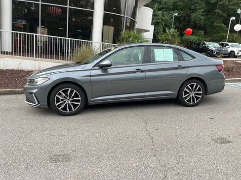 Used 2025 Volkswagen Jetta SE FWD image 37