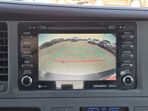Used 2018 Toyota Sienna XLE Premium image 16
