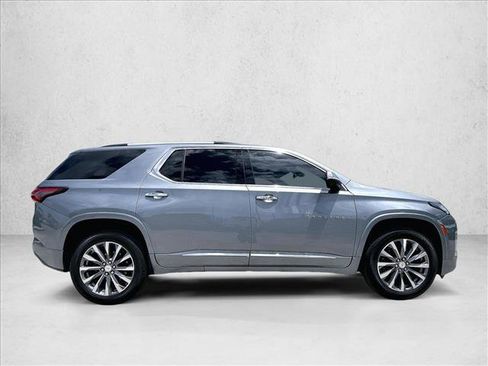 Used 2023 Chevrolet Traverse Premier FWD image 5