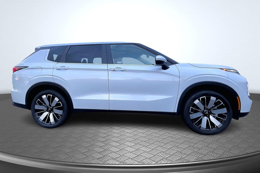 Used 2025 Mitsubishi Outlander SE FWD image 4