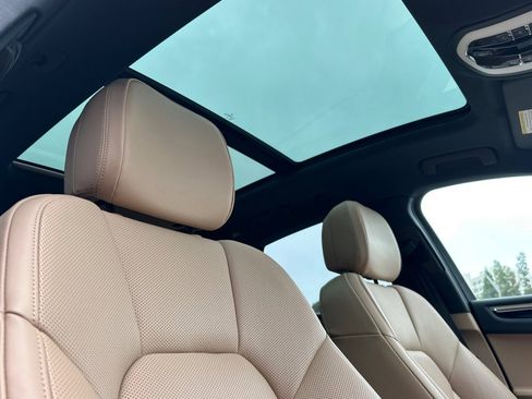 Certified 2024 Porsche Macan AWD image 17