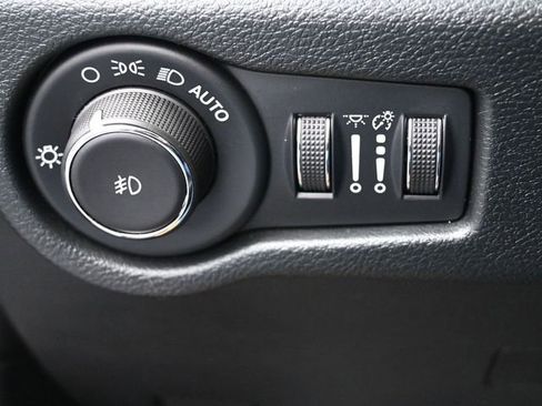 Used 2025 Chrysler Pacifica Select image 34