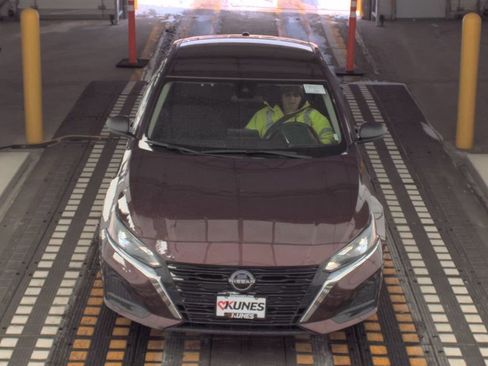 Used 2024 Nissan Altima 2.5 SV image 2