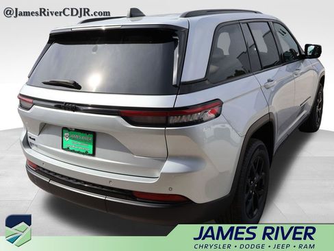 Used 2025 Jeep Grand Cherokee Altitude AWD/4WD image 5