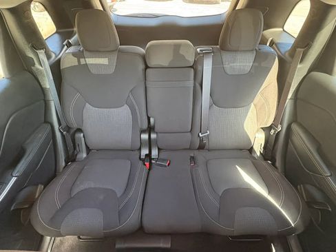 Used 2017 Jeep Cherokee Latitude w/ Cold Weather Group AWD/4WD image 28