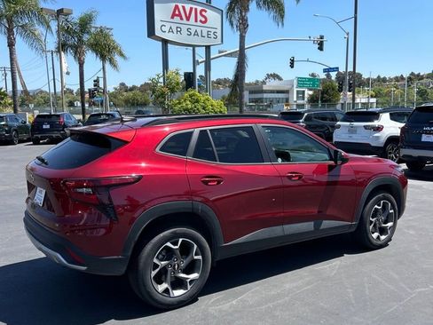 Used 2025 Chevrolet Trax LT w/ LT Convenience Package FWD image 3