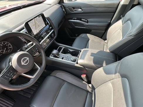 Certified 2025 Nissan Pathfinder SL image 20