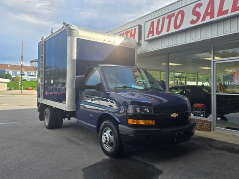 Used 2018 Chevrolet Express 3500 w/ Power Convenience Package RWD image 6