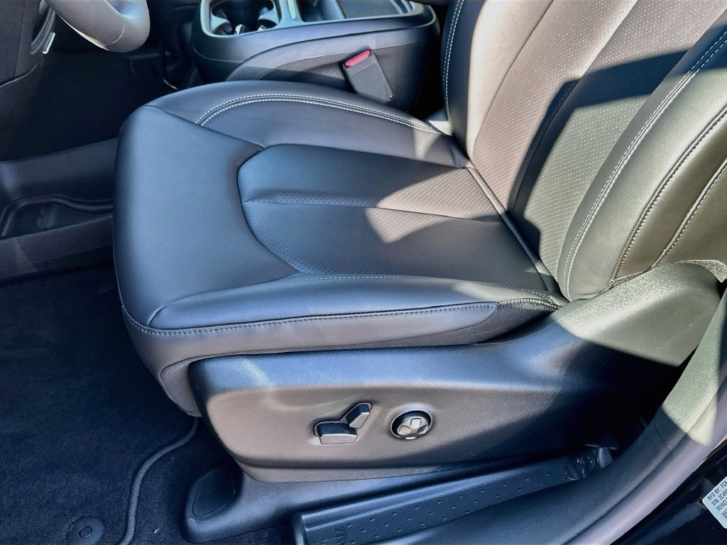 New 2027 Chrysler Pacifica Select AWD/4WD image 25