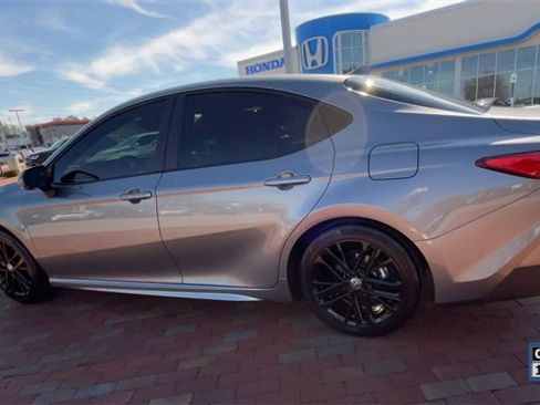 Used 2025 Toyota Camry SE image 7