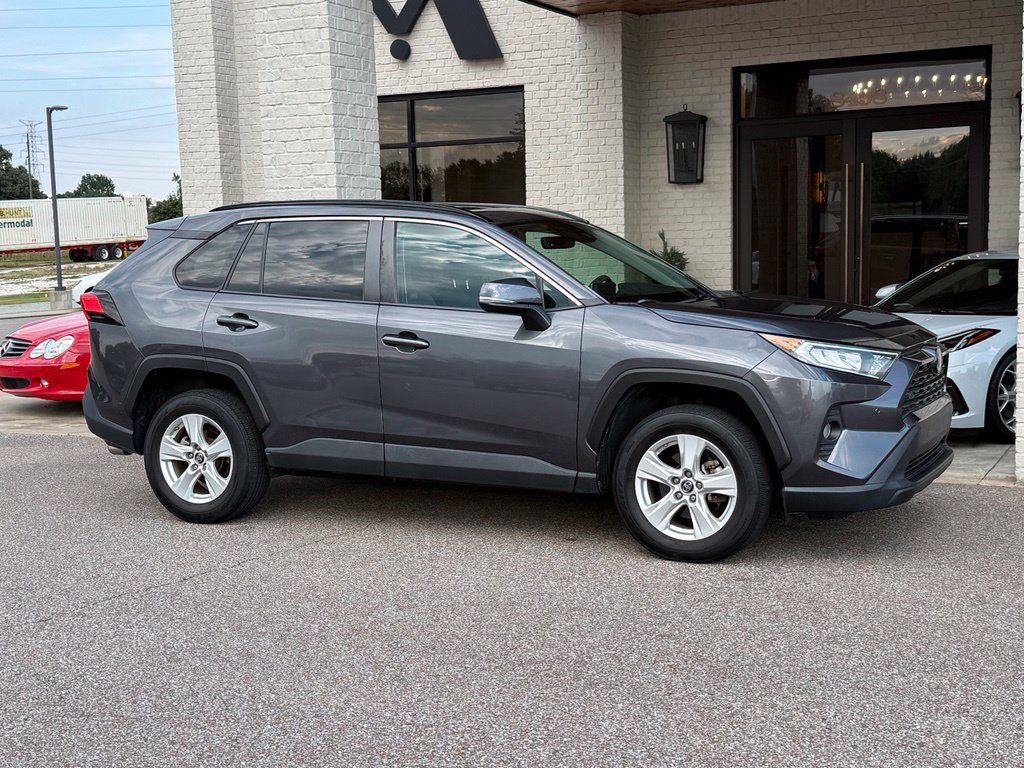 Used 2019 Toyota RAV4 XLE w/ Convenience Package FWD image 3