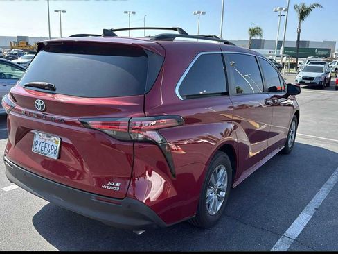 Used 2021 Toyota Sienna XLE w/ XLE Plus Package image 2