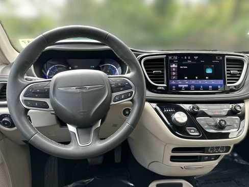 Used 2022 Chrysler Pacifica Touring-L image 10