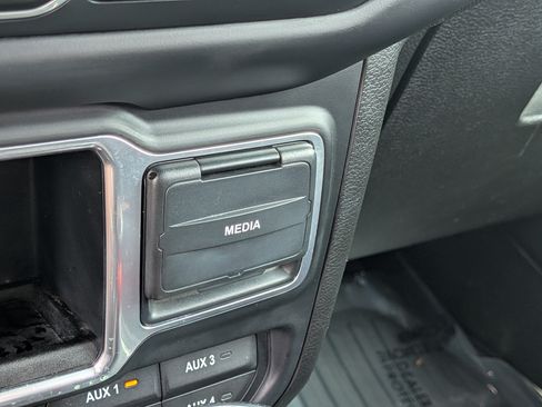Used 2018 Jeep Wrangler Sport AWD/4WD image 28