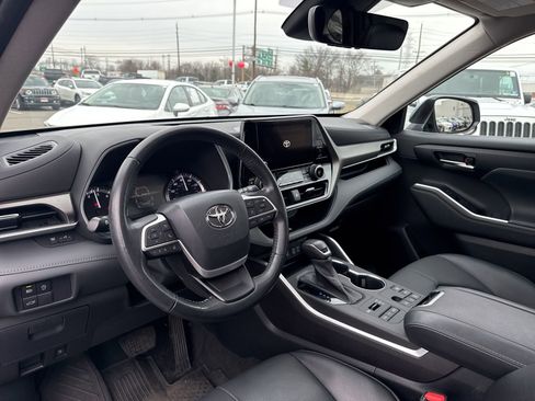 Used 2023 Toyota Highlander XLE image 14