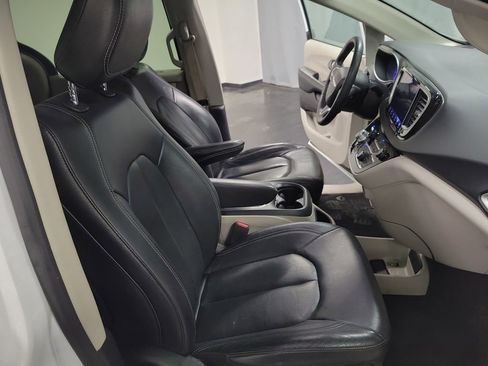 Used 2022 Chrysler Pacifica Touring-L image 22