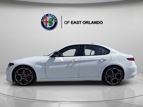 Used 2022 Alfa Romeo Giulia Veloce RWD image 3